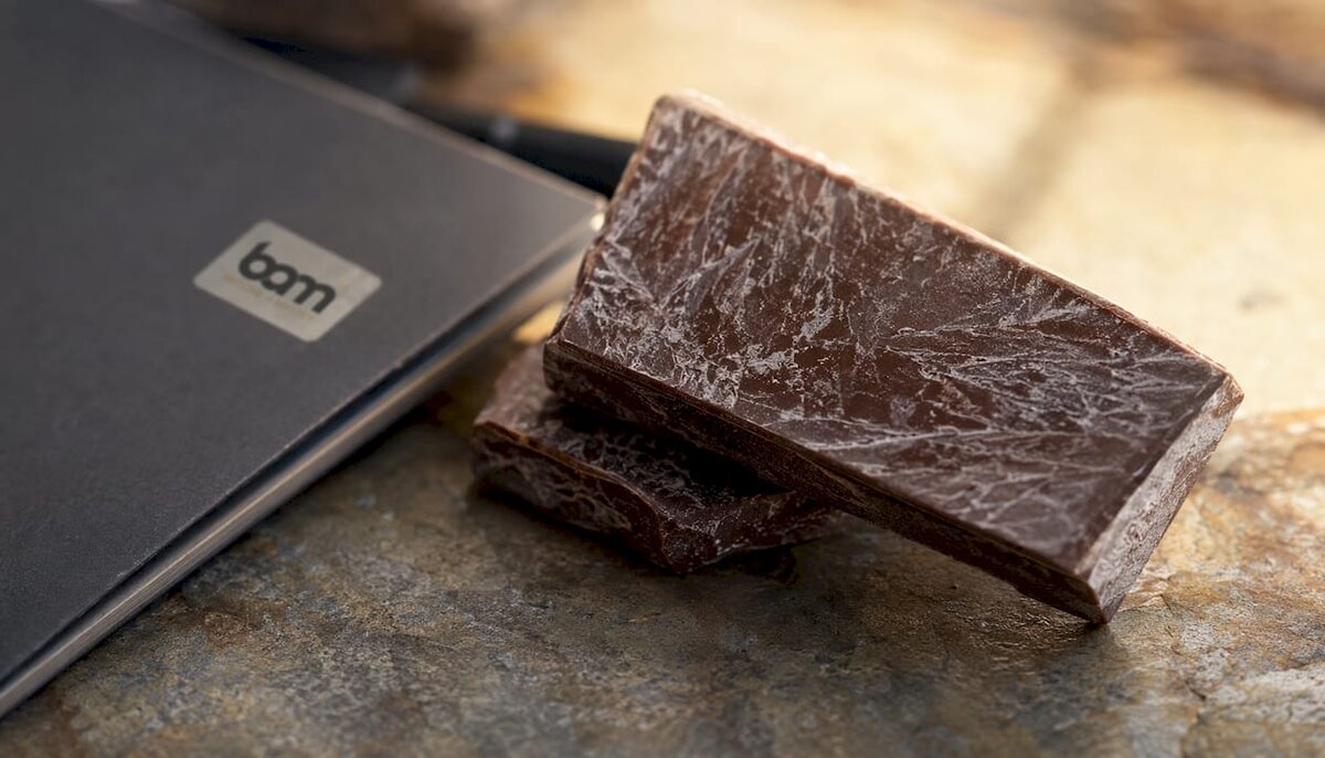 Vetglans en streperig chocoladeoppervlak