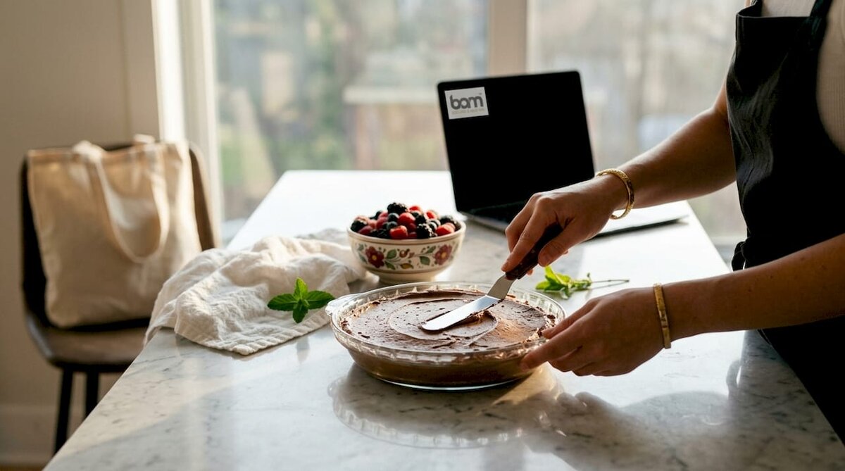 Handen die een chocolademousse-dessert zonder bakken bereiden