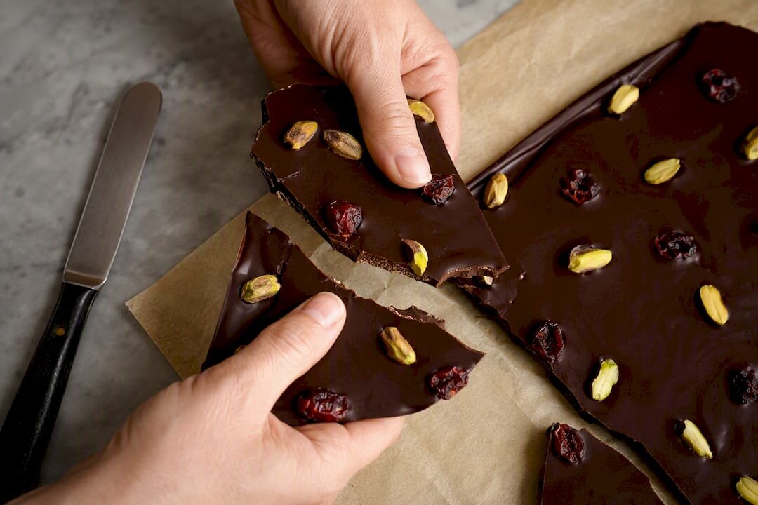 Met de hand gebroken glanzende stukjes gehard chocolade