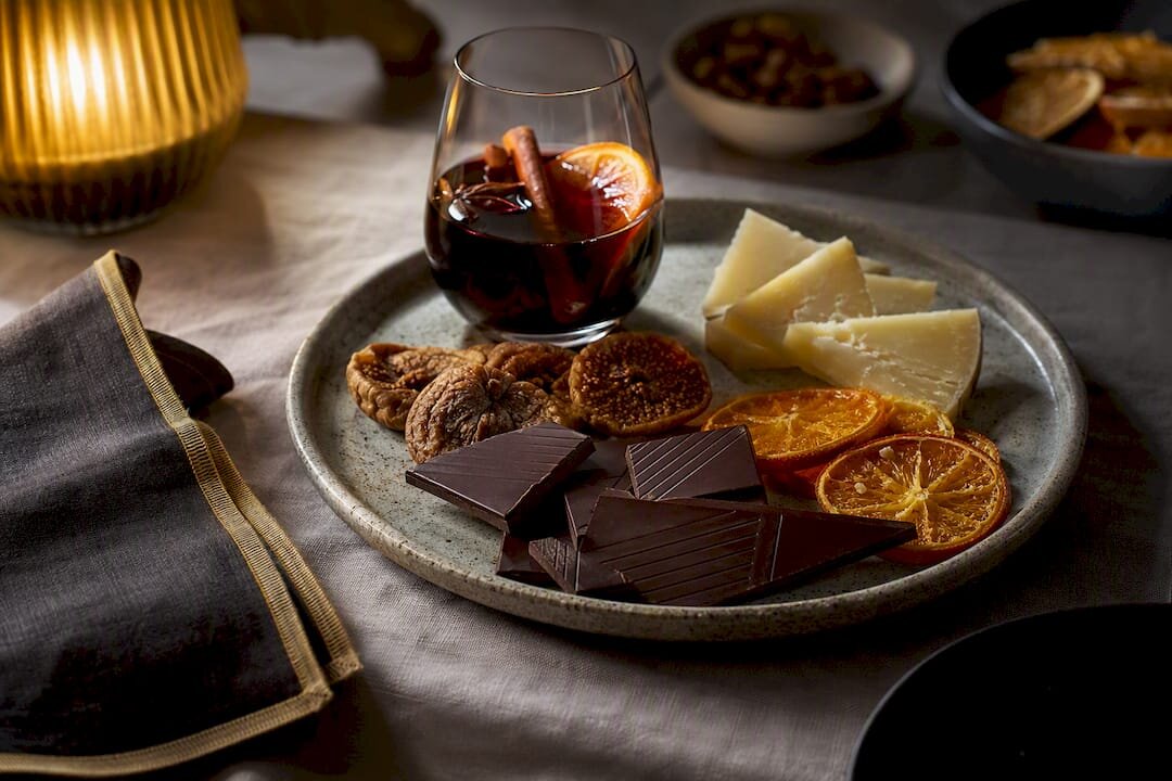 Pure chocolade in combinatie met wijn, fruit en kaas