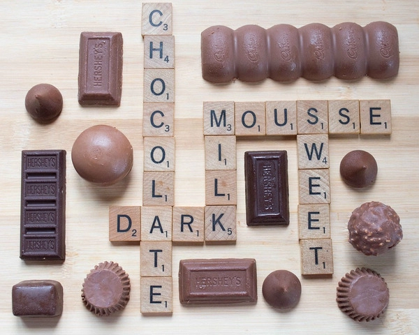 chocolademousse in een chocoladekopje