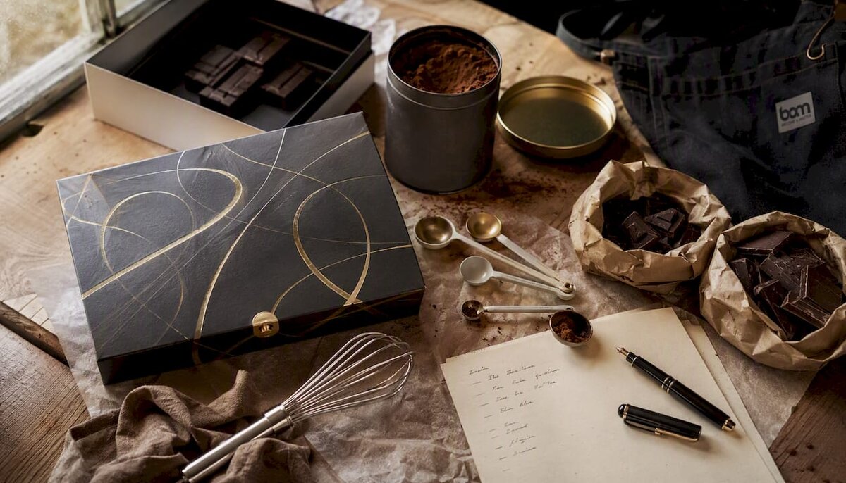 Flatlay-foto van gespecialiseerde bakproducten en verpakkingen