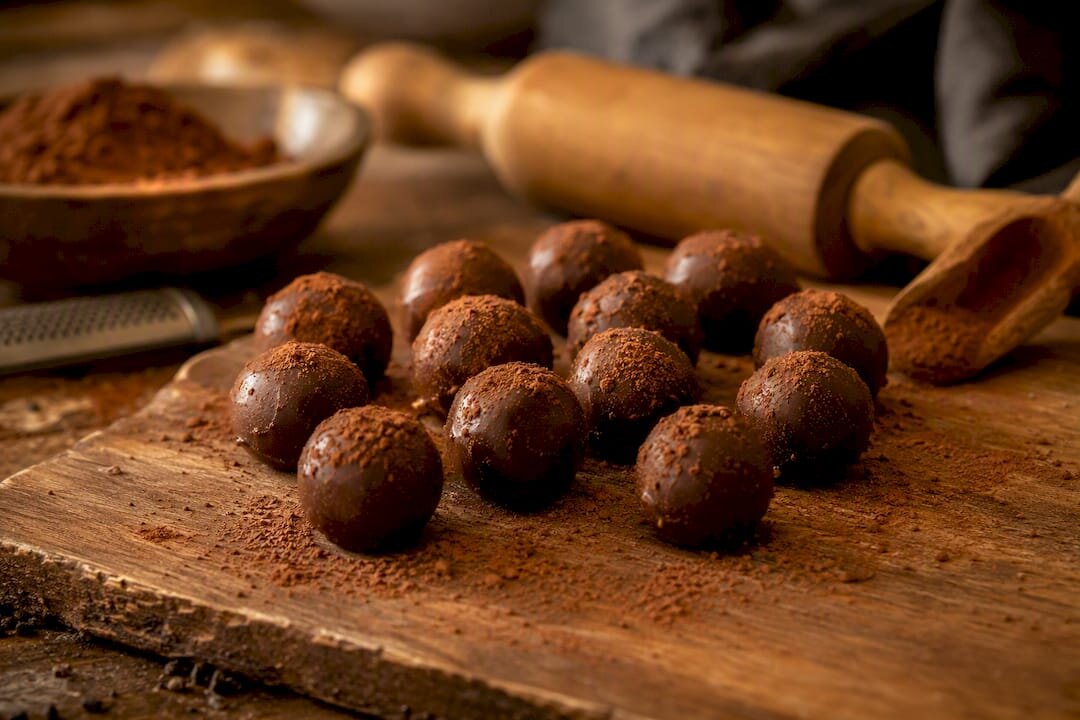 Gerolde chocoladetruffels op een marmeren plaat