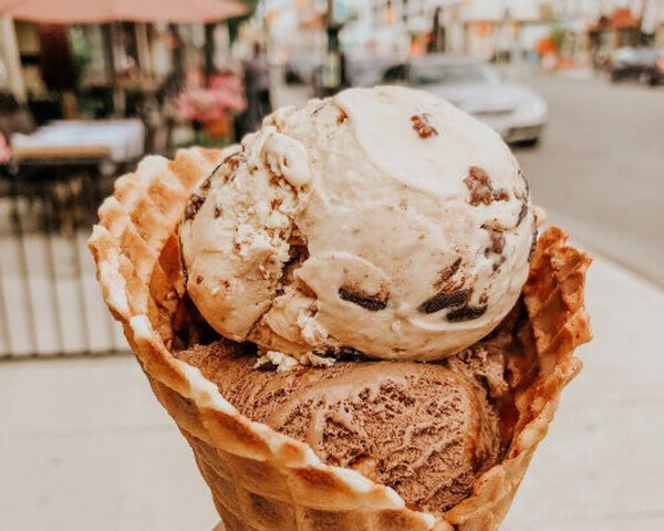 ijs met rum en rozijnen