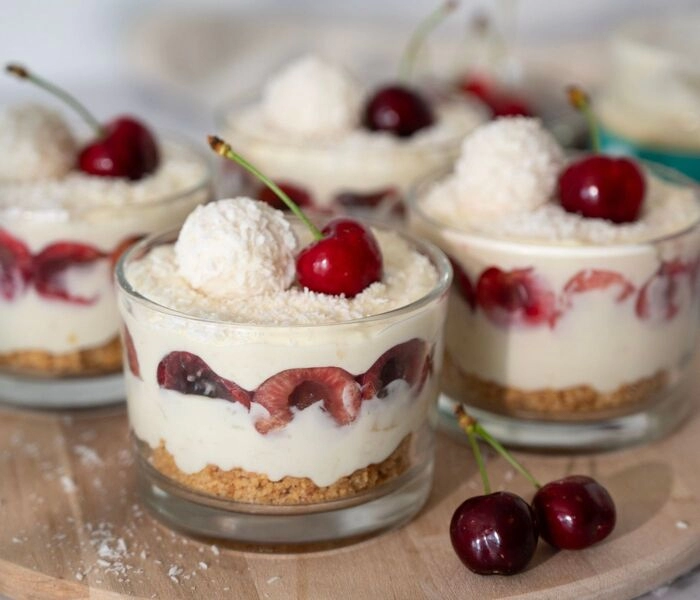 kokosnoot dessert met kersen
