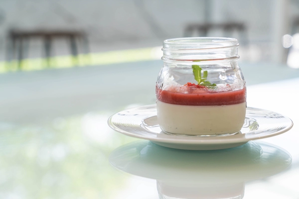 panna cotta met kersen- en gembersaus