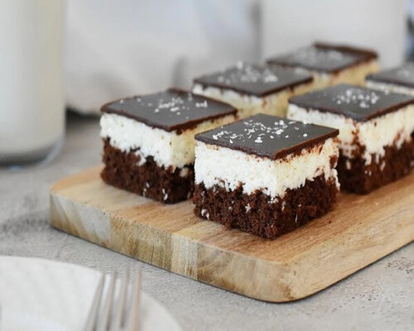 chocoladevierkantjes met kokos en zure room