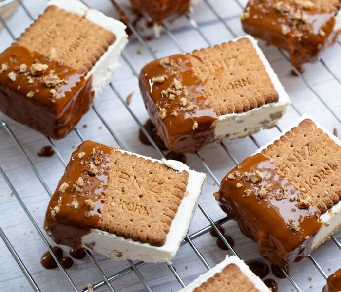 vanille roomijs sandwich met bam gezouten karamel topping