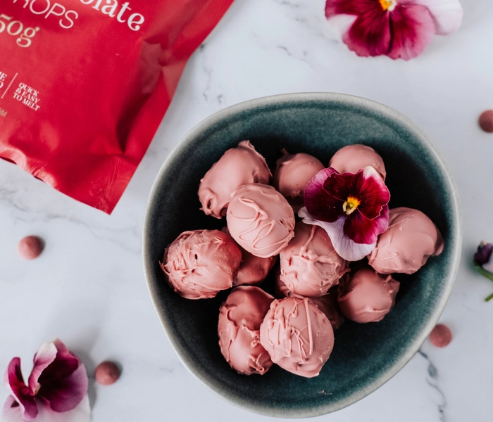 truffels van paaskaascake met robijnchocolade