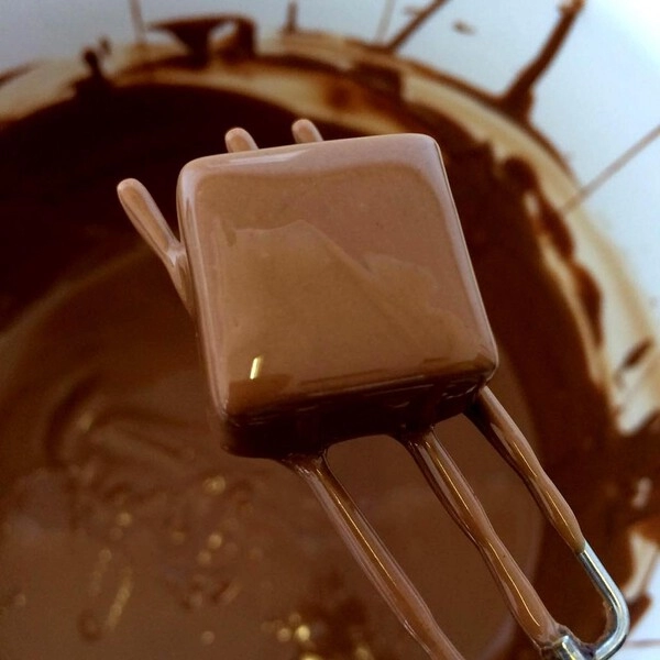 chocoladetemperen is uiterst belangrijk in zoetwaren