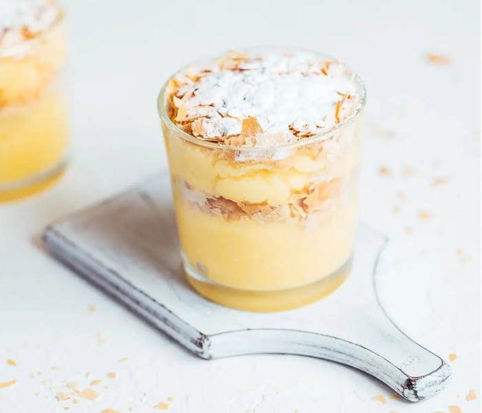 kremsnita of slagroomtaart in een potje