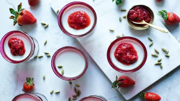 panna cotta met bam aardbeientopping