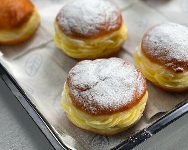 zelfgemaakte donuts met vanillevulling