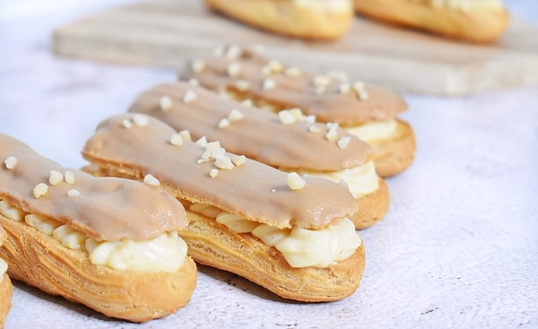 eclair met vanillecrème en karamel