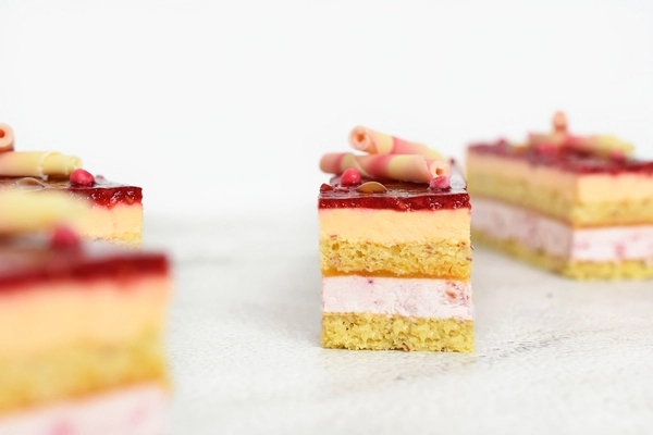 plakjes met mango en framboos