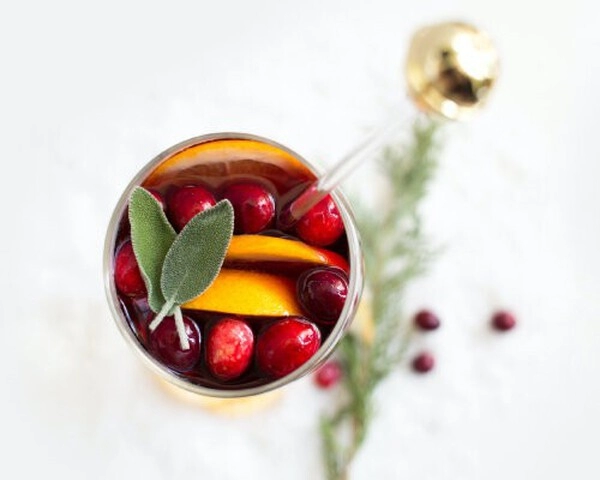 sangria met bam zure kersentopping