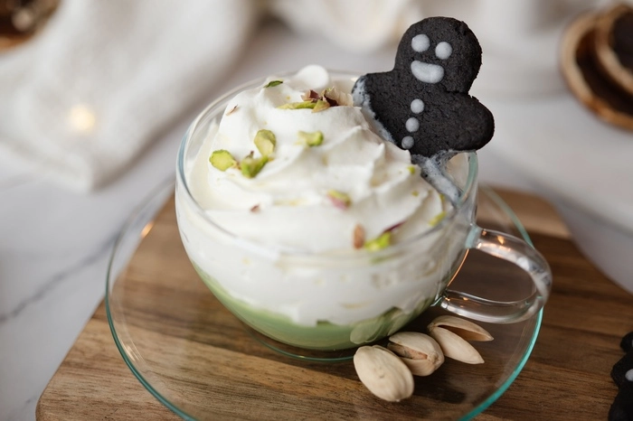 pistache warme chocolademelk met zwarte koekjes