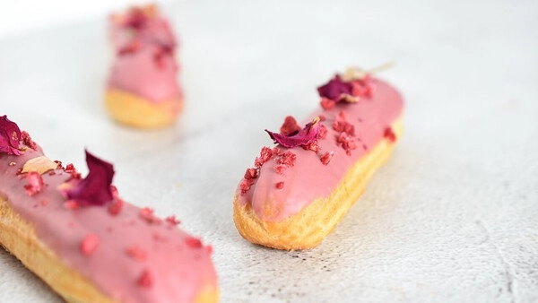 robijnchocolade als topping bij het dessert