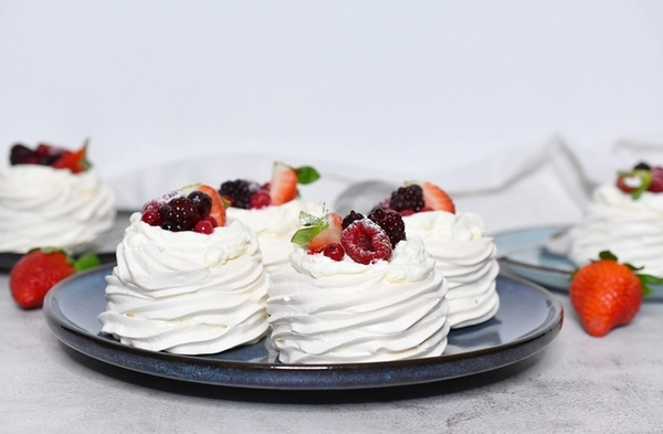 mini pavlova cakejes
