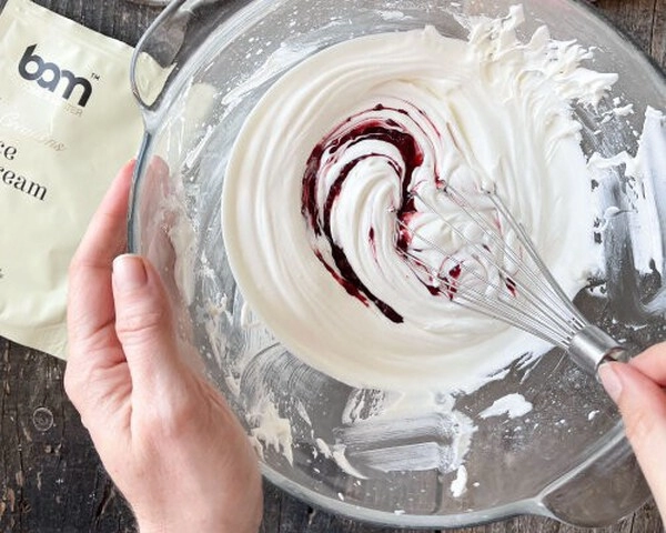 warme zure kersen met ijs