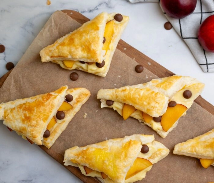 eenvoudige vanillecrème in bladerdeeg met nectarines en chocolade