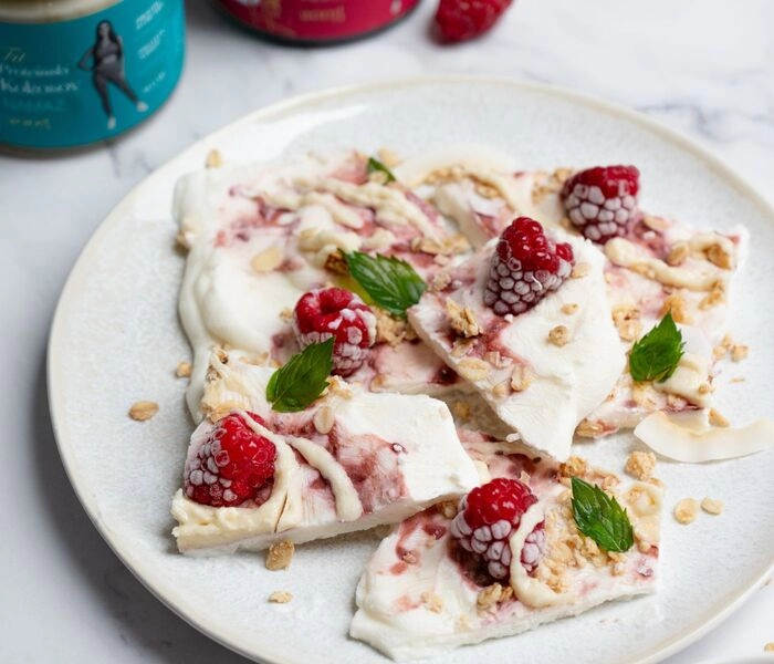 bevroren yoghurtreep met frambozenjam en kokosspread