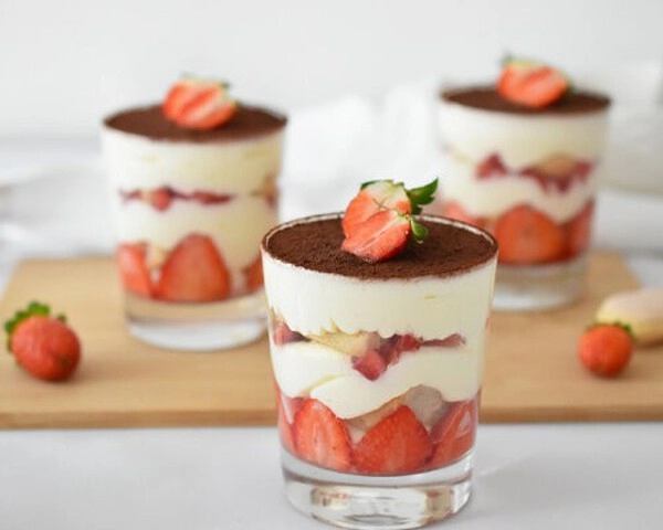 tiramisu van witte chocolade en aardbeien in een glas
