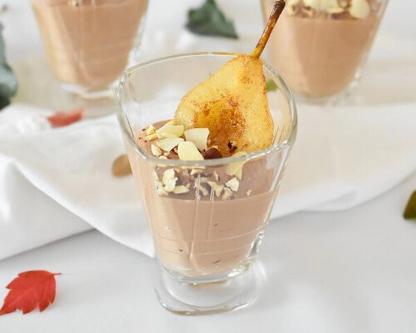 chocolademousse met peer in een glas