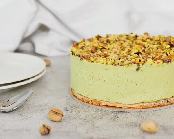 witte chocoladetaart met frambozen en pistachenoten