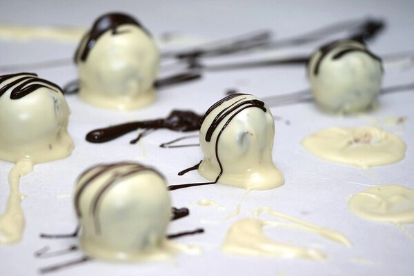 truffels met witte en pure chocolade