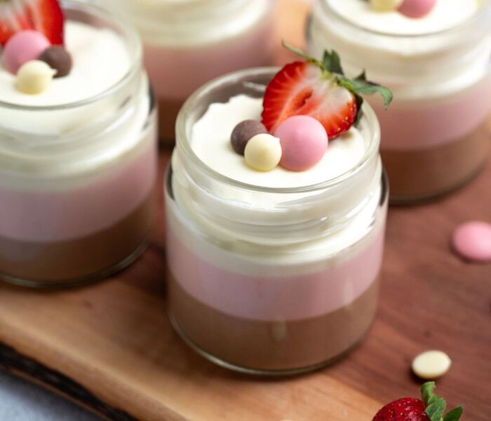 driekleurige chocolademousse in een potje